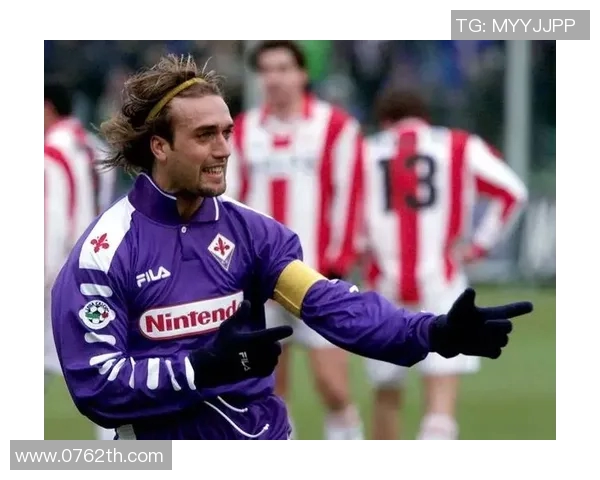 模仿足球巨星进球后的经典庆祝动作引发球迷热情互动